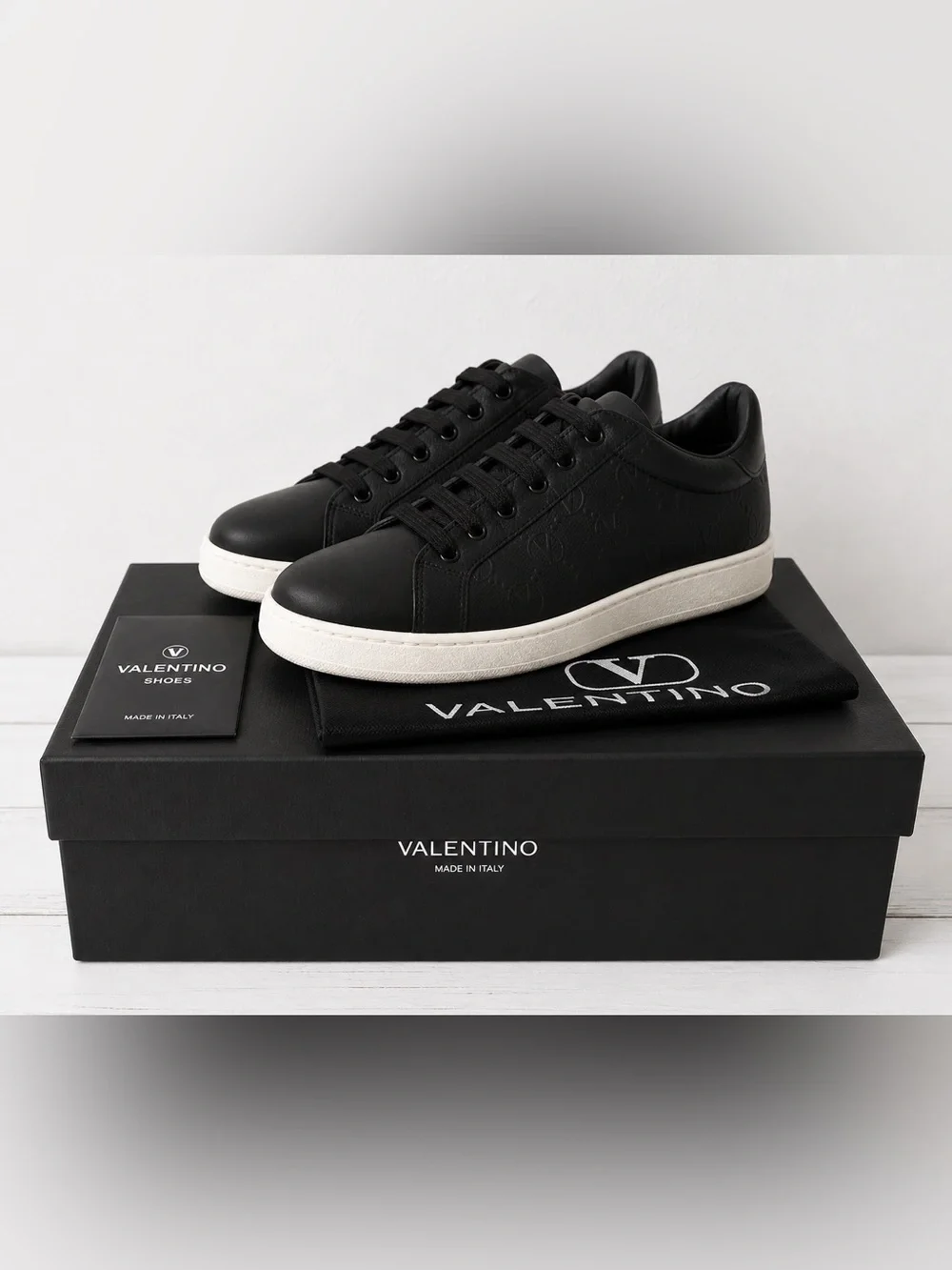 NWT Valentino Garavani Leather Low Top Sneakers Black Size 7 Designer Luxury